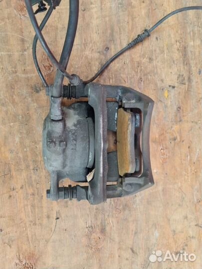 Суппорт передний правый Mercedes-Benz B W246