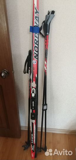 Лыжные ботинки и лыжи