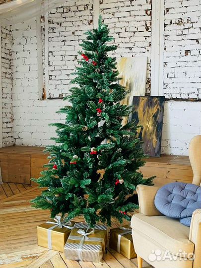 Новогодняя елочка с шишками и ягодами калины