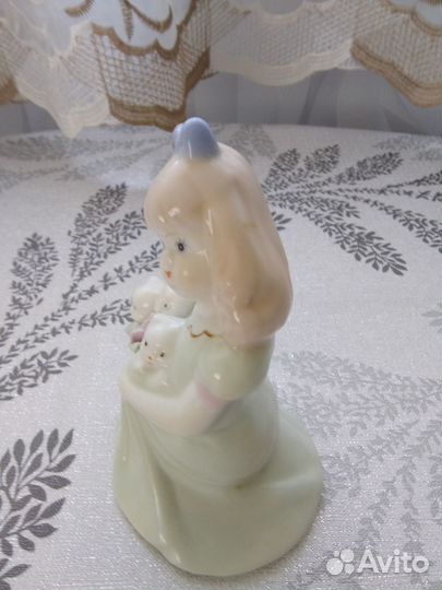 Фарфоровая статуэтка 