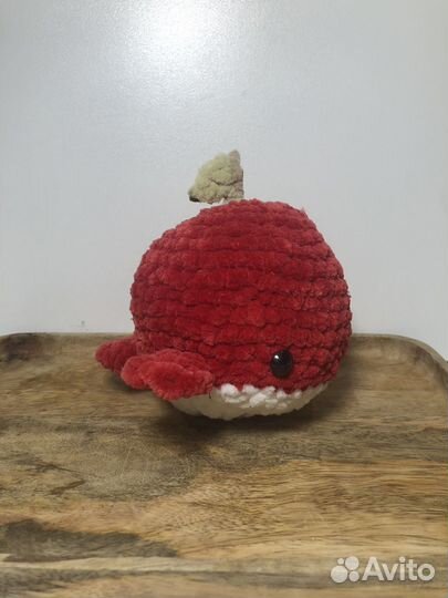 Вязанный китенок-яблоко