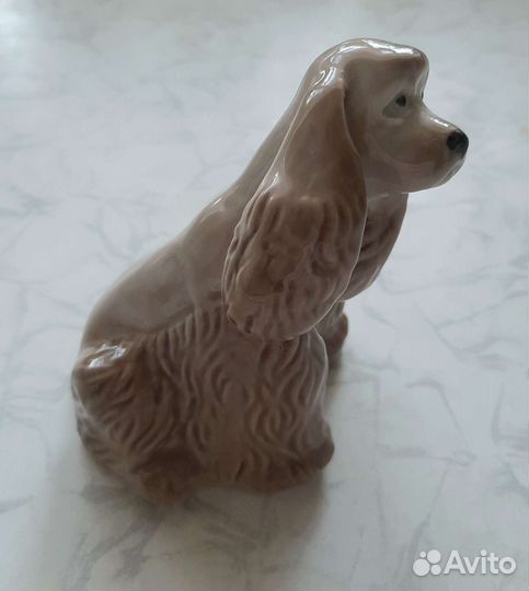 Фарфоровая статуэтка собаки 