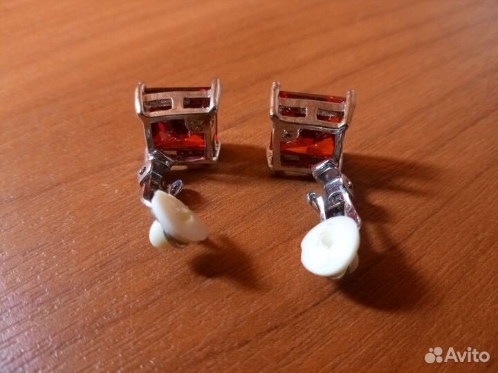 Красные клипсы