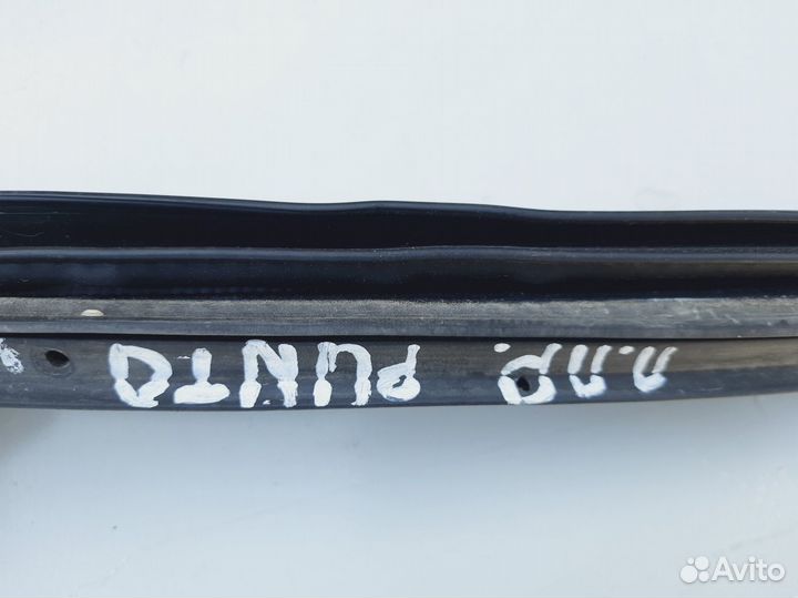 Уплотнитель передней правой двери Fiat Punto 3