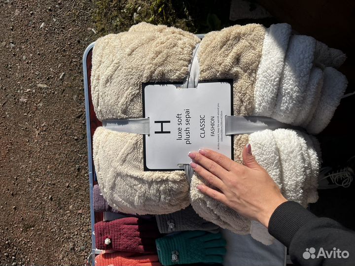 Перчатки,носки,палантин,платки