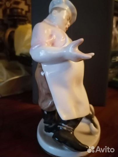 Фарфоровая статуэтка