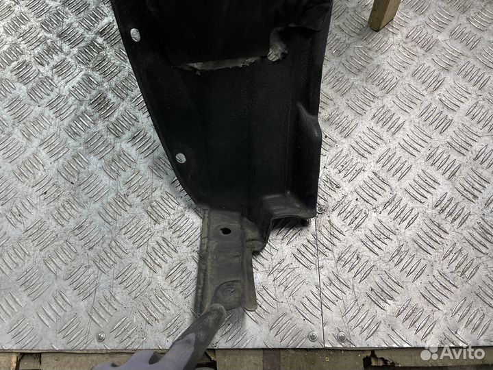 Подкрылок передний левый Toyota Prius 20