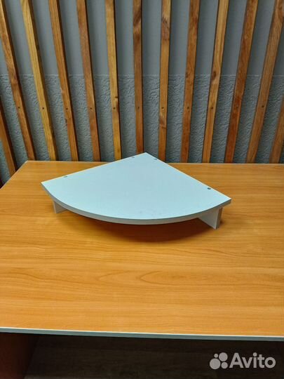 Офисный стол и подставки под мониторы