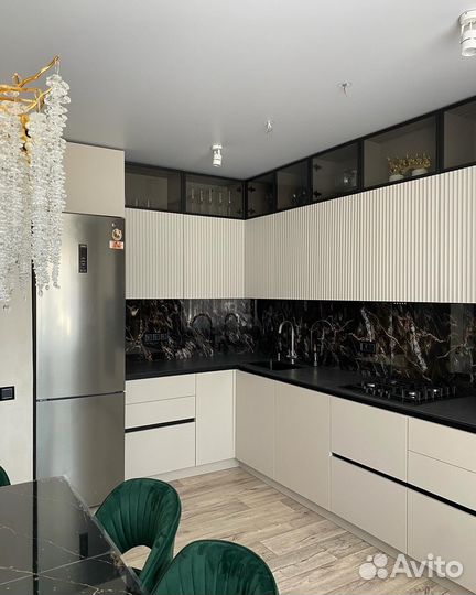 Кухня с витриной под ключ белая