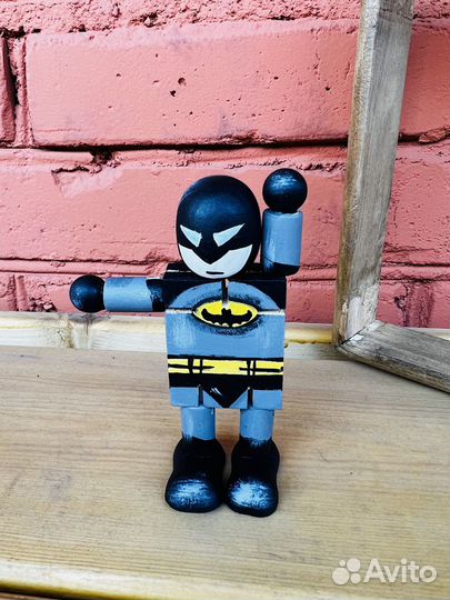 Бэтмен фигурка супергероя дервянная по комиксам DC