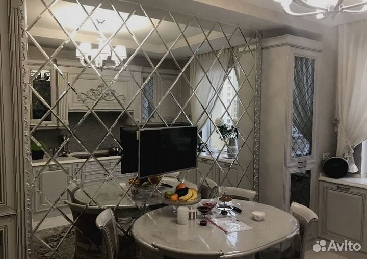 Зеркальное панно в гостиной