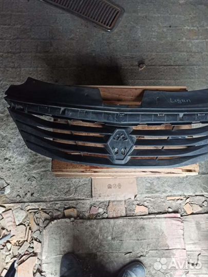 Решетка радиатора Renault Logan