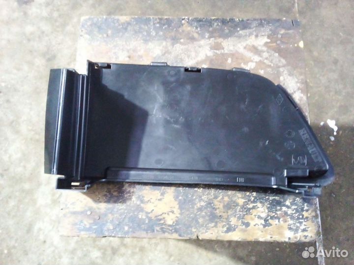 Заглушка решетки переднего бампера Renault Dokker