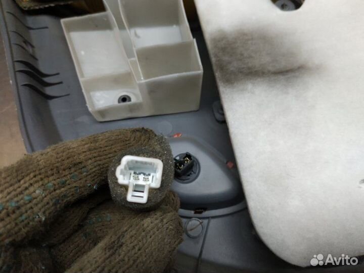 Обшивка двери передняя правая Hyundai Elantra XD