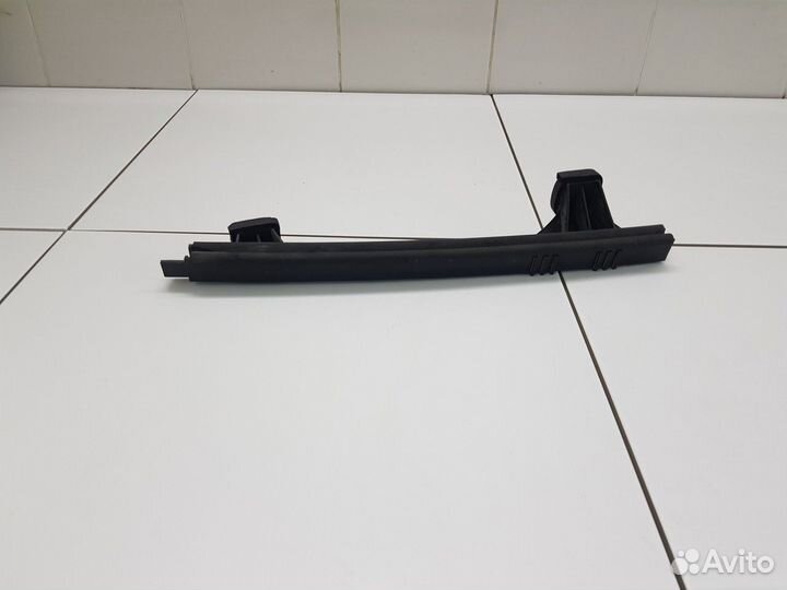 Направляющая стекла задней правой двери