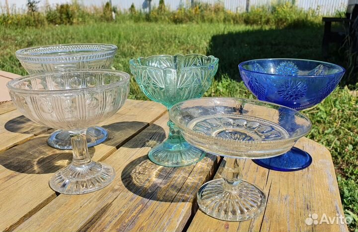 Вазы на ножке, зеленое, синее стекло, тарелочки