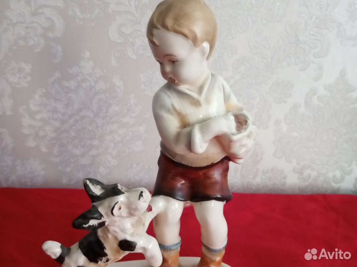 Статуэтка фарфоровая 