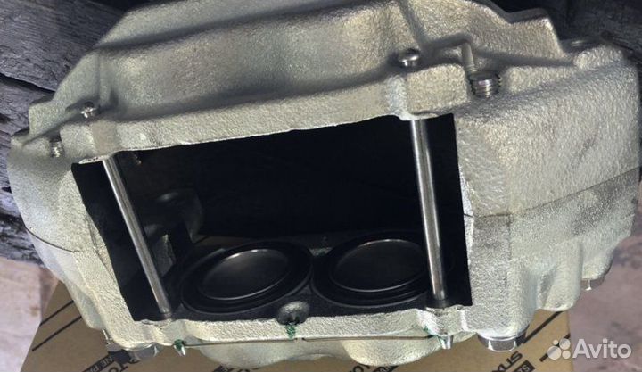 Суппорт тормозной передний правый Toyota Lx450D