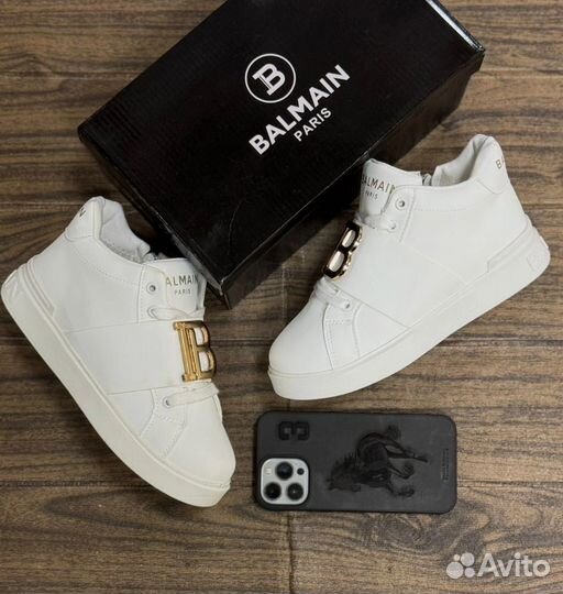 Кроссовки женские