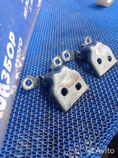 Петля двери Renault Logan 1 седан 2008