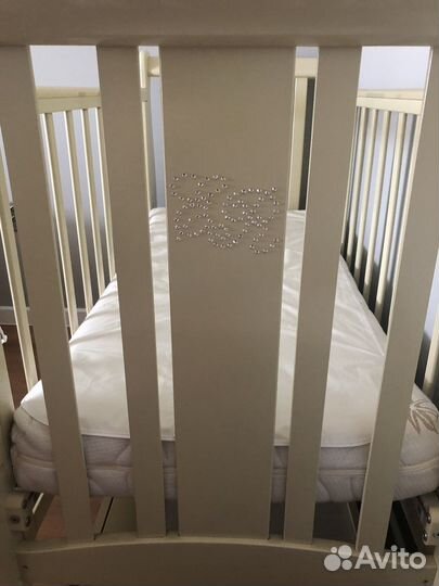 Детская кроватка с маятником и матрасом