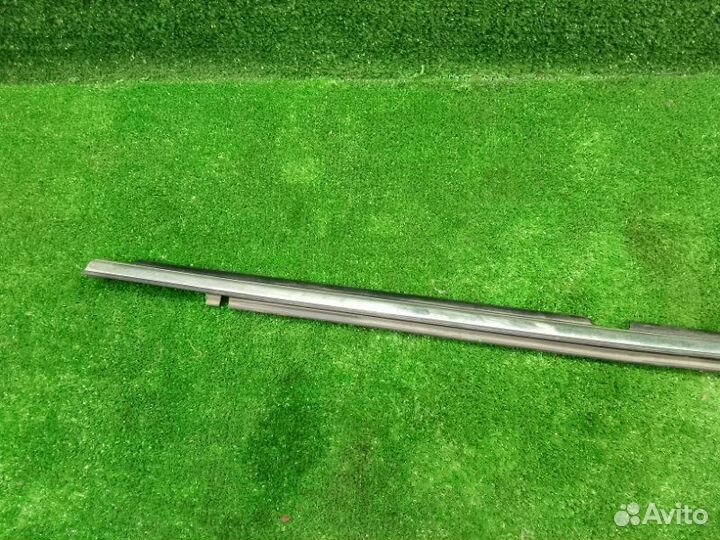 Бархотка Toyota Avensis T250 задн. правая