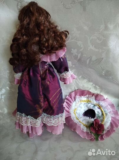 Кукла фарфоровая