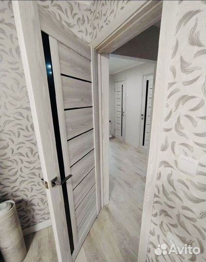 Белые межкомнатные двери с черным стеклом