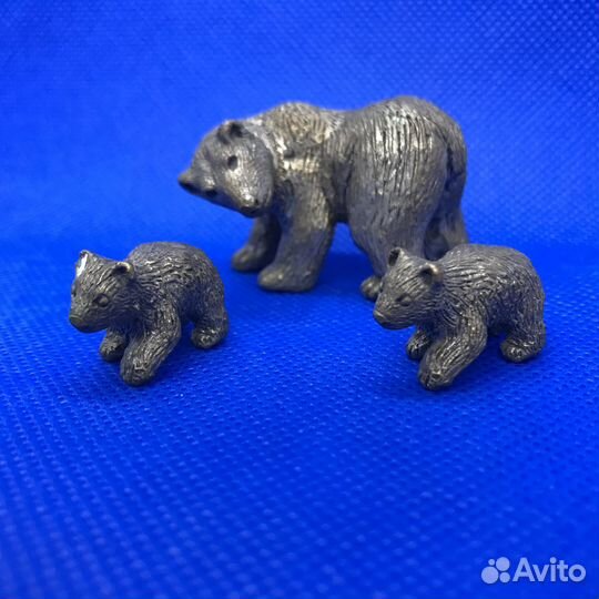 Фигурка из бронзы Медведи