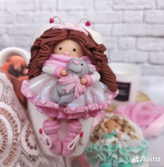 Кружка с девочкой из полимерной глины