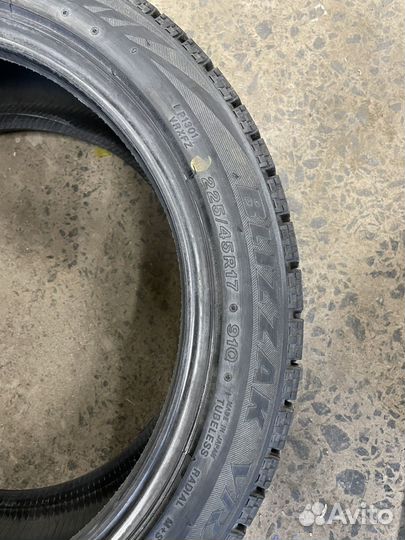 Bridgestone Blizzak VRX 225/45 R17