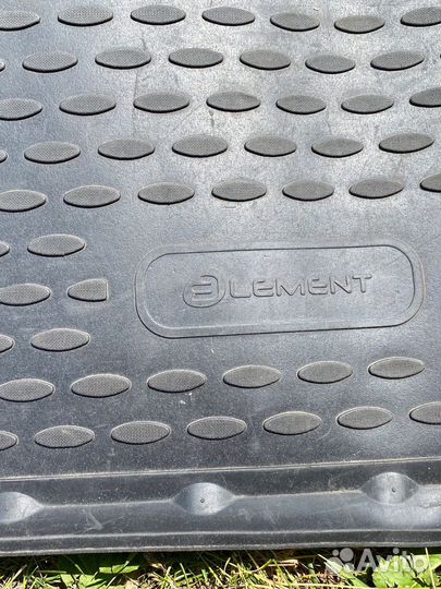 Резиновый коврик в багажник