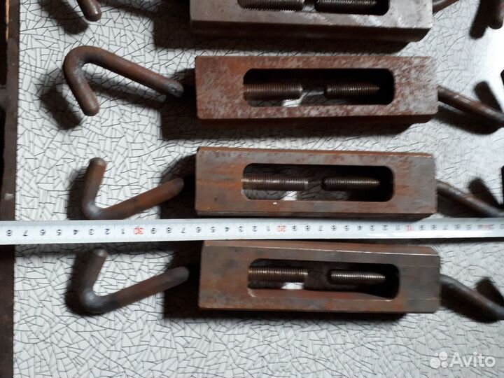 Замок струбцина быстрожимная на гаражные ворота