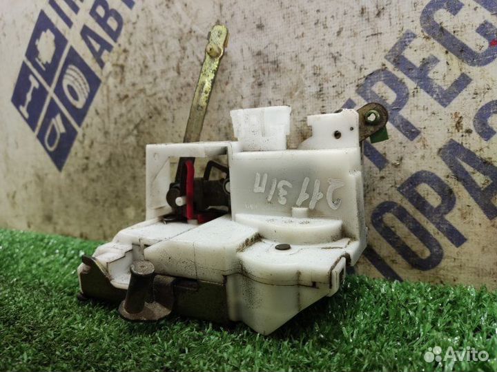 Замок двери задний правый Toyota Avensis универсал