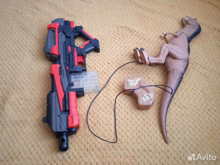 Пистолет и динозавр