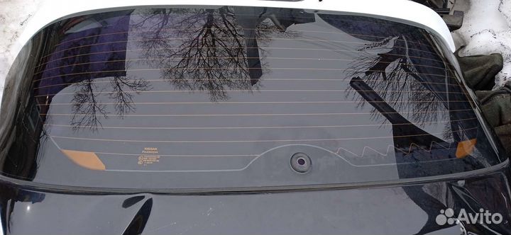 Стекло крышки багажника Nissan juke