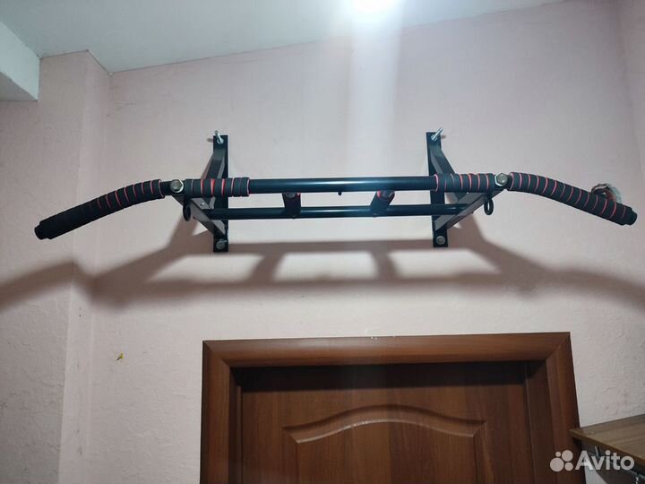 Турник настенный