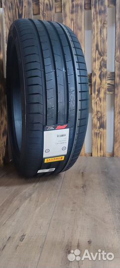 Pirelli P Zero PZ4 275/35 R20 и 245/40 R20 102Y