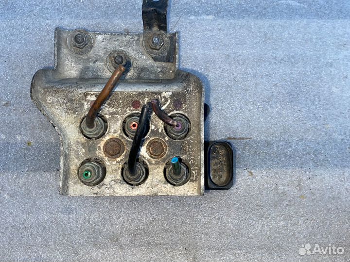 Блок клапанов пневмоподвески Audi A8 D3 4.2 BV)