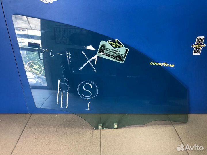 Стекло правое переднее на Mazda 3 bk