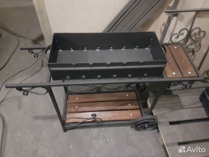 Мангал на колесах и съемным подказанником