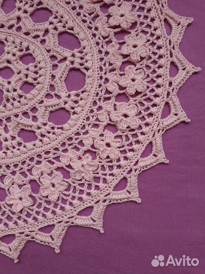Вязаная салфетка на стол