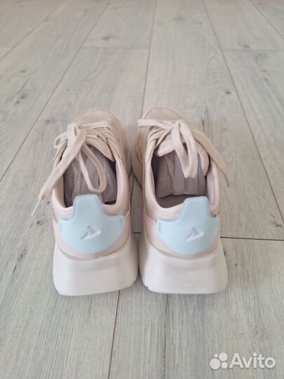 Кроссовки женские