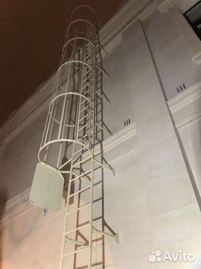 Вертикальная пожарная лестница на кровлю