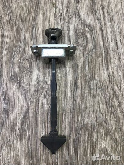 Ограничитель двери передний левый Mazda 3 хетчбэк