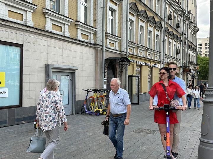 Место на супер трафике у метро под табак и вейпы