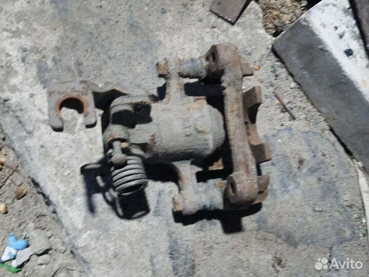 Суппорт задний правый Nissan Primera P11