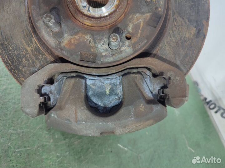 Ступица передняя левая Mitsubishi Chariot Grandis