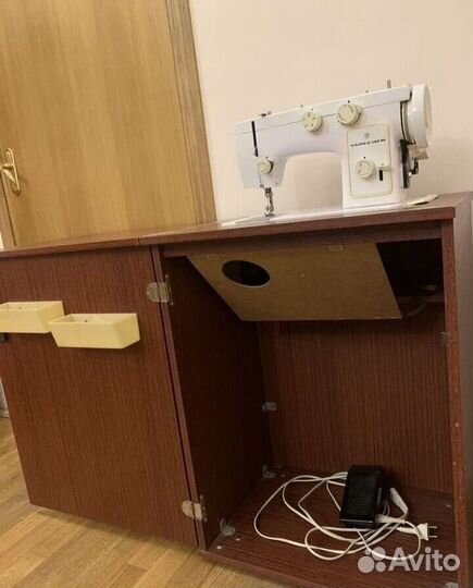 Швейная машина Чайка 142