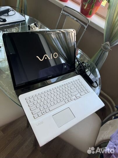 Ноутбук sony vaio 17.3 огромный белый